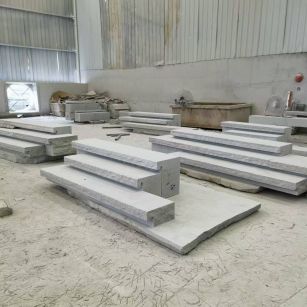 玉溪 整石台阶（大面火烧+侧面自然面），出货前厂内拼装