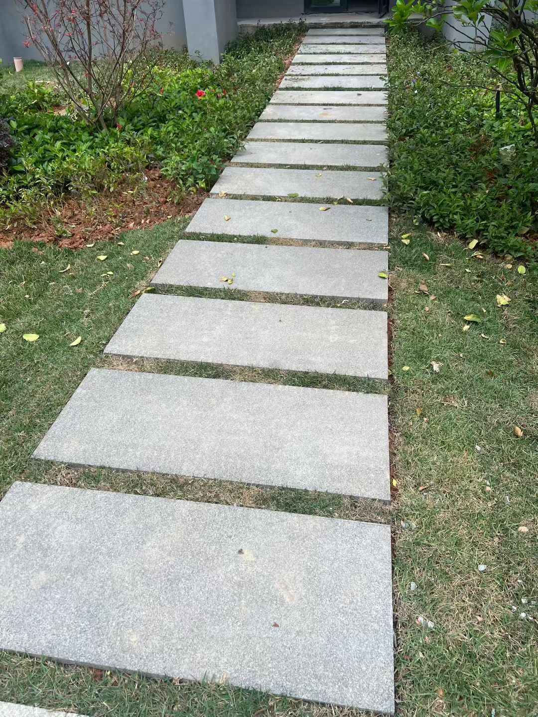 玉溪 芝麻黑小区踏步、汀步石铺装效果